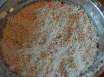 step2: 然後將綠豆粉和杏仁粉放入，用手搓成粗沙的狀態。