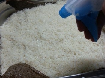 step5: 先將荷葉舖在底,糯米瀝乾水份舖在荷葉上,大火蒸15分鐘,取出噴水,每15分鐘噴水1次,共蒸45分鐘,共噴水3次