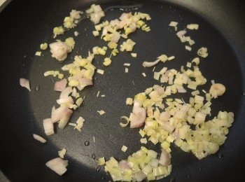 step3: 另一支香茅用剪刀剪碎，乾蔥切粒，下鑊炒香香茅粒香乾蔥粒，加入醬油和糖煮溶。