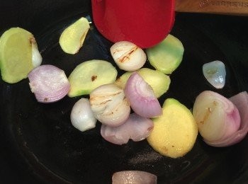 step2: 燒熱鍋, 下油少許, 爆香乾蔥及薑片