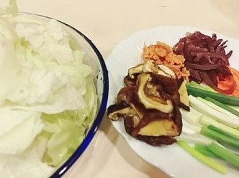 step1: 備妥<span class="group_1">食材</span>
大白菜洗淨用手撕成片狀
乾香菇用冷水泡軟後去蒂頭切成片狀
金鉤蝦米洗淨 木耳及紅蘿蔔切絲
青蔥切中段