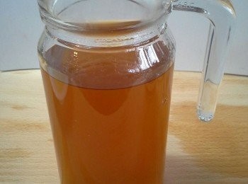 step2: 先用熱水浸泡綠茶包10分鐘後，拿起茶包，備用。