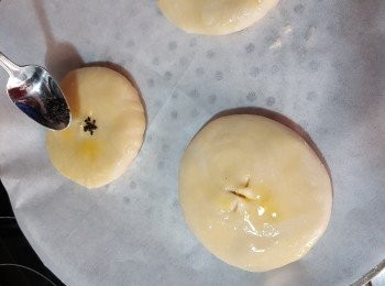 step13: 於餅中間放適量黑芝麻作裝飾