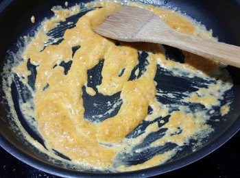 step8: 加入咸蛋黃炒至起泡