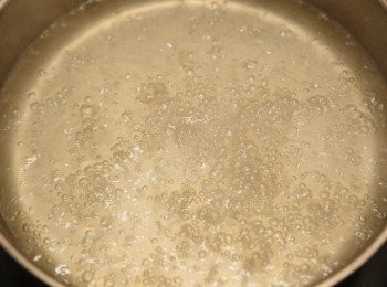 step1: 首先把高湯煮沸後備用。(持續開最小火)