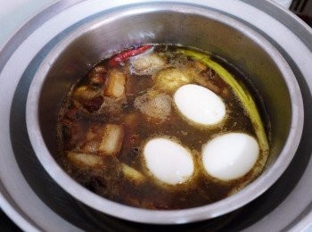 step10: 待第一次開關跳起後， 再放入剝好的水煮蛋，​再外鍋一米杯的水，煮熟即可上菜