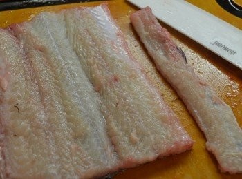step2: 把白鱔中間較多肉的部位切出約15cm一段。然後由鱔身中間開邊成一大塊魚肉，並起出中間的脊骨及內臟，洗淨，抹乾水分。
