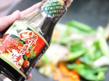 step4: 接著淋入適量的榖勝壽喜燒醬