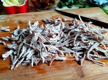 step7: 煲左30分鐘的瘦肉盛起 , 用手撕成絲 , 煲瘦肉的瘦肉水留起