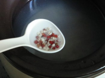 step2: 將<span class="group_1">食材</span>全部加入到蘇泊爾電燉鍋中，加入足量的水