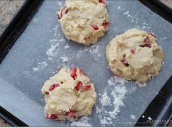 step4: 最後加入草苺粒然後分成三至四件