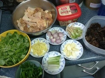 step3: 將所有料頭洗淨；
芫茜切段，將芫茜頭分開；
蔥切段，蔥白分開；
蒜頭去皮；
乾蔥頭去皮切半；
姜切絲；
雲耳去蒂洗淨