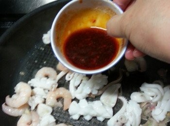 step9: 落蝦及鮮魷炒勻,加入調味料炒勻