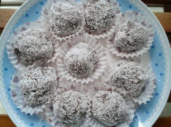 step3: 待粉團稍涼，戴膠手套，沾些糯米粉在手上，拿一小粉團放一粒麥提莎在中央，包好，沾上椰絲即成！