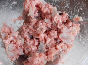 step1: 鮮蝦洗淨去腸，用刀背拍扁，切小塊。將所有材料（除雲吞皮外）及<span class="group_2">調味料</span>放進碗內，用筷子向同一方向攪拌一分鐘，放入雪櫃30分鐘備用