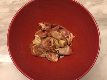 step2: 雞腿切小塊，以醬油、一大匙花雕酒、糖、鹽醃漬10分鐘
