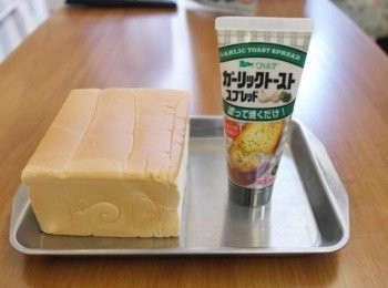 step4: <span class="group_2">起士醬</span>煮好後開始做厚片的部分吧!!蒜香奶油抹醬可以自己做但我偷懶直接用現成的^^"