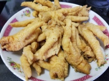 step3: 鳳爪，用少少鹽，黃酒出水