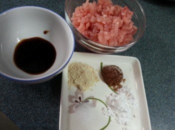 step1: 豬肉用醃肉料拌勻