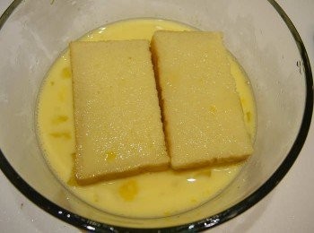 step1: *前一天晚上，調好蛋液*(蛋/奶/糖)，將吐司浸泡在蛋液中冰到冰箱裡~