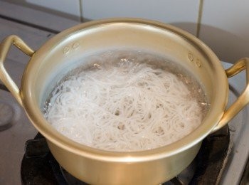 step2: 把芋絲拆開，放進滾水中以中火煮約 5 分鐘，撈起隔水，待涼備用。