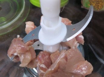 step1: － 豬肉洗淨抹乾後切粒再攪/剁碎 （直接買碎豬肉，這步驟可略）