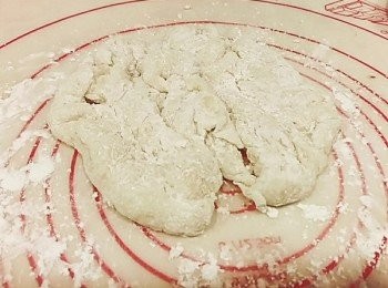 step5: 蒸好的糯米糰待涼後混合玉米粉