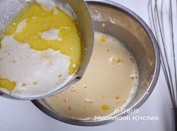 step22: 牛油溶液撞入蛋汁中拌勻。
