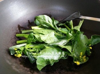 step7: 將菜心苗放入鑊中加少許鹽及水拌勻蓋上蓋炒至熟透盛起