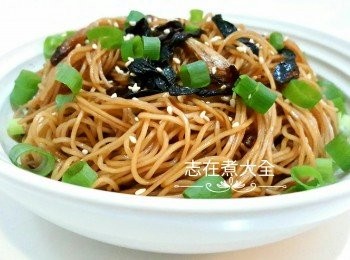 step6: 炒麵加入蔥油拌勻，撒上芝麻及蔥花即可享用