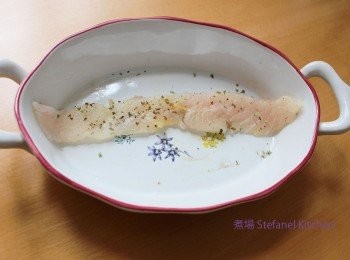 step2: 龍利柳抹乾水份後，洒上少許鹽、胡椒粉及奧勒岡調味