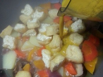 step10: 再加入豆腐卜及將咖哩汁料倒入兜勻