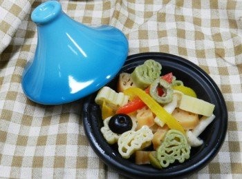 step6: 我用city'super送我的迷你塔吉鍋盛麵~好可愛喔!!