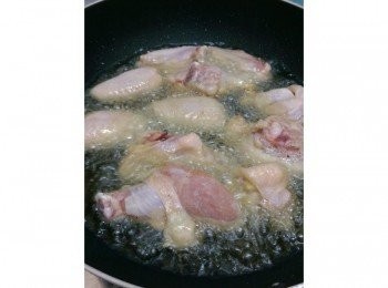 step2: 平底鍋中火下兩杯油，油燒開了就可以把雞肉放進去炸至金黃，或者至熟