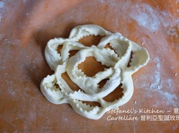 step5: 可用滾油炸3-4分鐘熟至金黃 或預熱焗爐180度焗10-15分鐘至微黃即可，煮好的玫瑰脆餅最好風乾5-6小時或整晚才上色