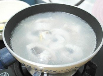 step2: 將洗淨的新鮮鱸魚肉放入，煮約5-8分鐘或至魚肉熟透。起鍋前倒入些許米酒及鹽調味，也可以加些麻油提味唷 ♪