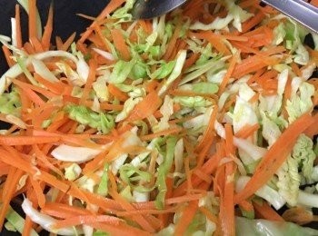 step2: 燒熱鑊，加入油，爆香乾蔥及火腿絲，盛起後，再爆香西芹、甘荀、及椰菜爆至8成熟，盛起待用