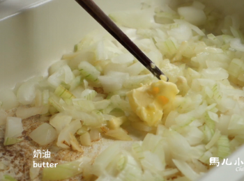 step4: 洋蔥炒軟後加入一點奶油和蒜頭爆香