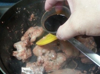 step7: 加入老抽炒勻