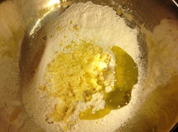 step2: 將鹽，糖，橄欖油，芝士粉，香草，加入粉內，攪勻