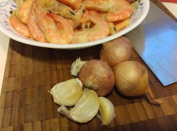 step1: 乾蔥和蒜頭切蓉,紅辣椒可去籽切粒，如唔怕辣可保留籽。