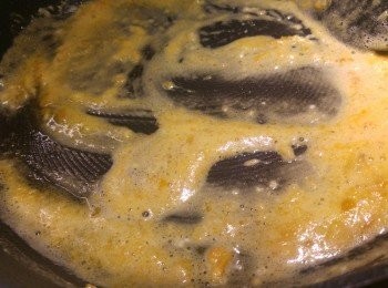 step5: 再加入巳壓碎的咸蛋黃, 煮到咸蛋黃起泡。