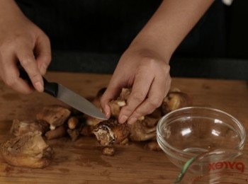 step1: 先將冬菇及冬菇腳浸軟切粒並留起冬菇水備用, 如冬菇腳太厚大可先拍扁後才切去木屑部份