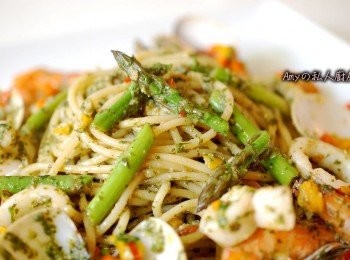 step7: 青醬的用量可依個人喜好增減,醬汁的濃稠度可用煮麵水調整。