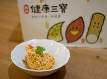 step3: 白白小小珍珠糖灑在地瓜泥上會豐富地瓜泥的口感，讓小朋友更增加食用的興趣喔