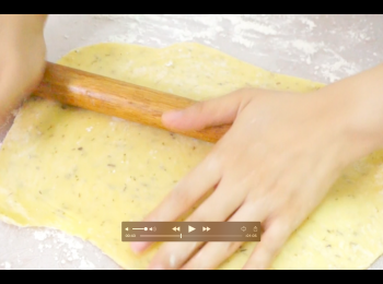 step2: 用桌上灑上麵粉，放上麵糰，用麵棍擀成2mm厚。