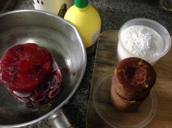 step1: 準備好所有材料，車厘子先去核（可以將車厘子放在汔水樽口上再用筷子通去每粒核），放入冰格雪成冰鎮果後再取出解凍備用