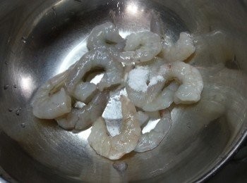 step1: 鮮蝦去殼去腸,用少許鹽及生粉洗擦,再用水沖洗乾淨