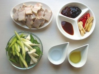 step1: 準備所有材料。將水煮五花肉切成0.3-0.5cm的厚度(口感最佳),蒜苗斜切,辣椒及薑片都切片,蒜頭拍碎。