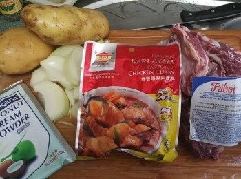 step1: 牛肋條放入鍋中加入室溫水，水蓋過牛肋條即可，加熱至滾，續煮2分鐘，熄火，用清水沖洗牛肋條，備用